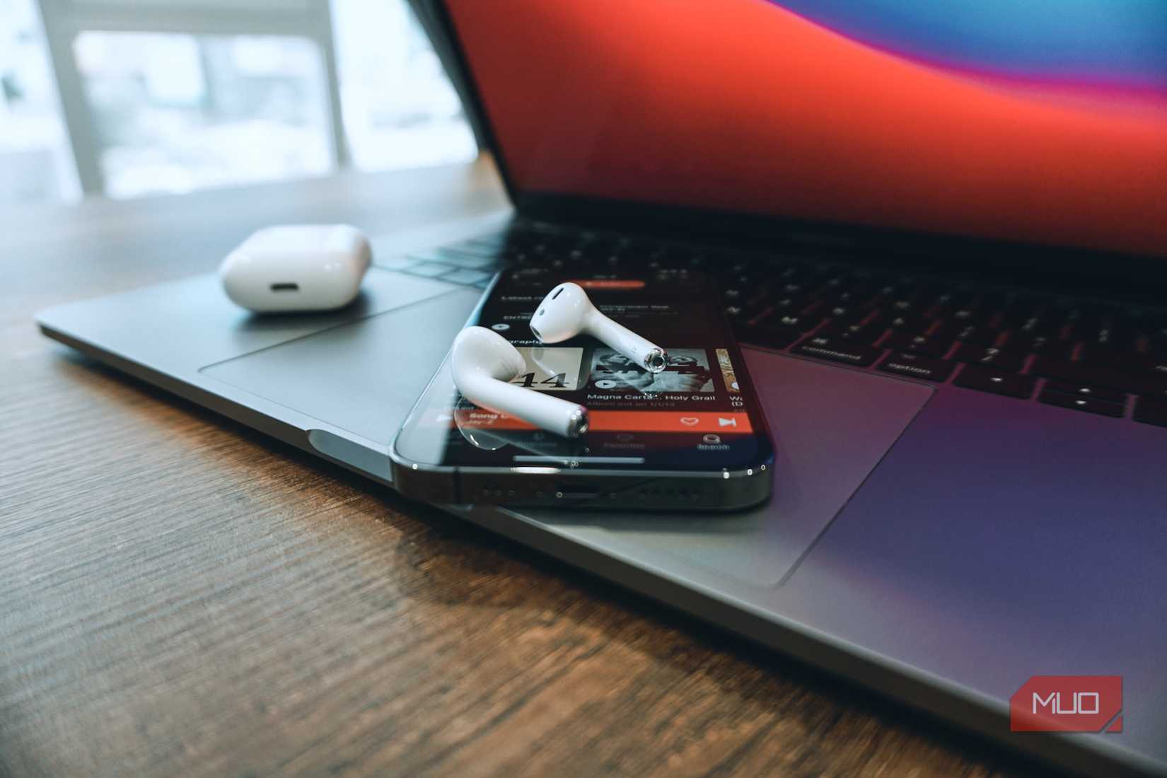 Airpods در آیفون با MacBook