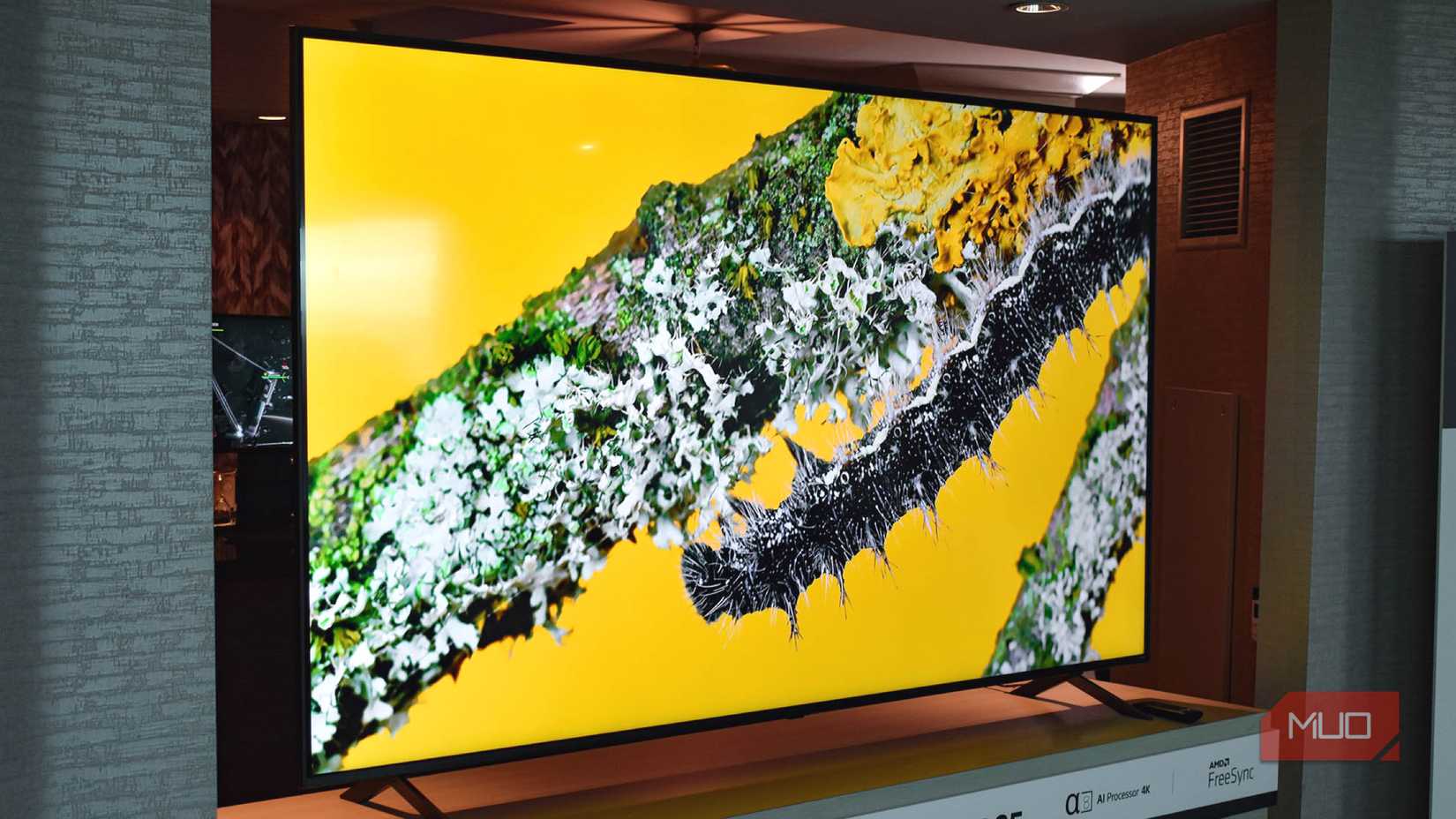 LG QNED85 86 اینچ تلویزیون هوشمند روی صفحه نمایش.