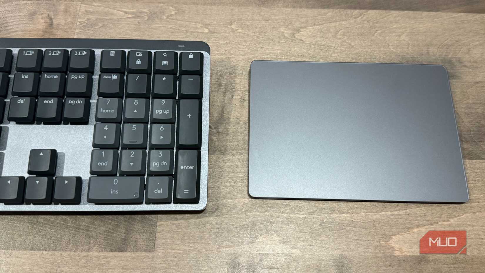 TrackPad Apple Magic در کنار صفحه کلید Logitech MX