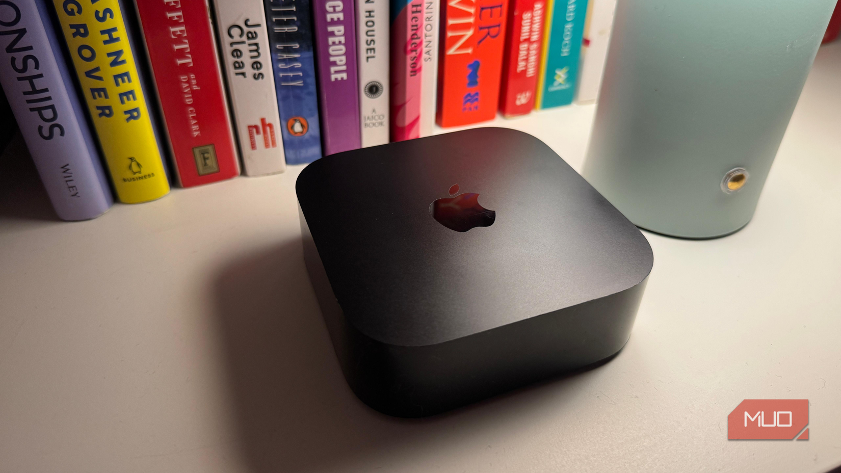 Apple TV با چند کتاب در پس زمینه