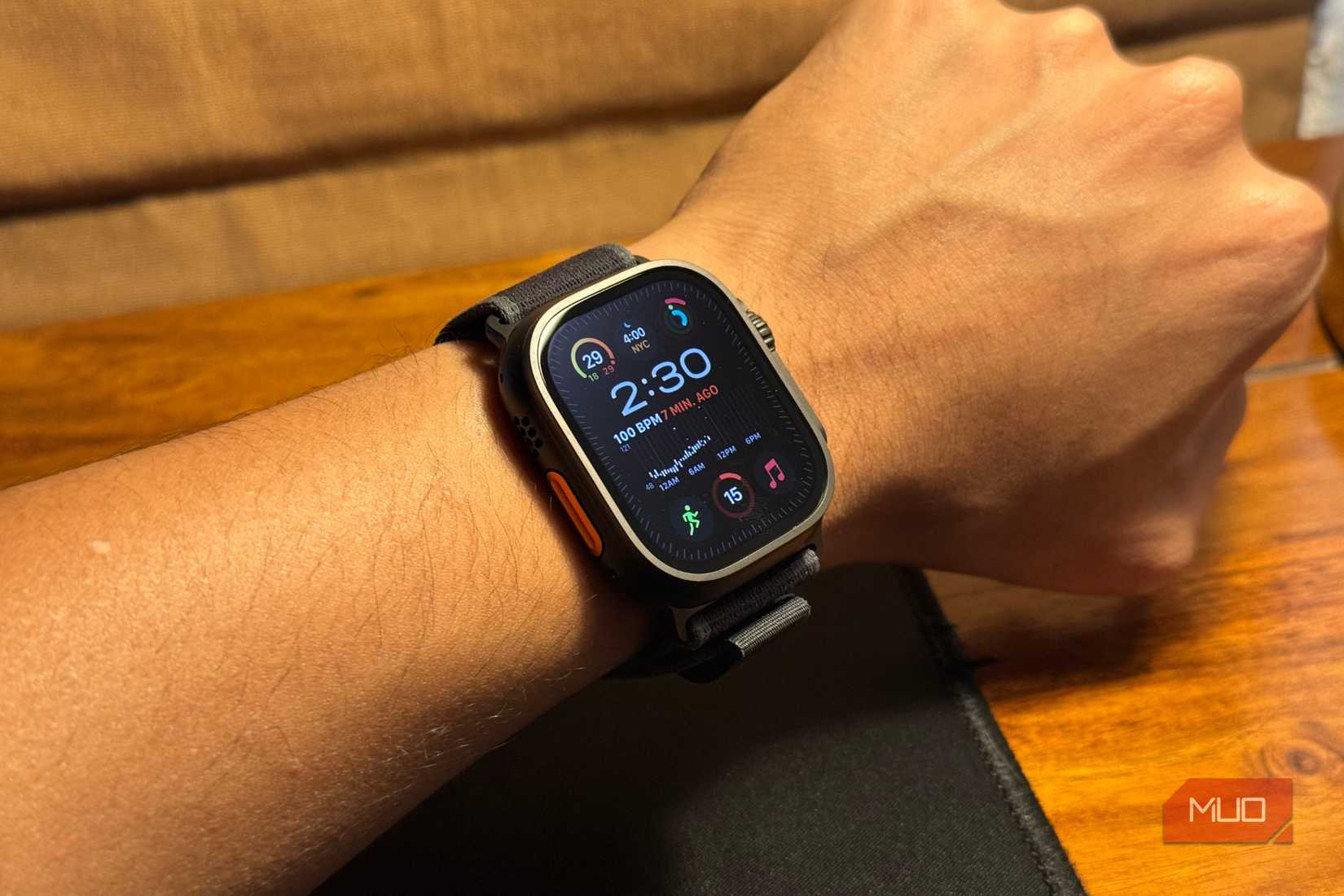 Apple Watch Ultra 2 تیتانیوم سیاه روی مچ دست