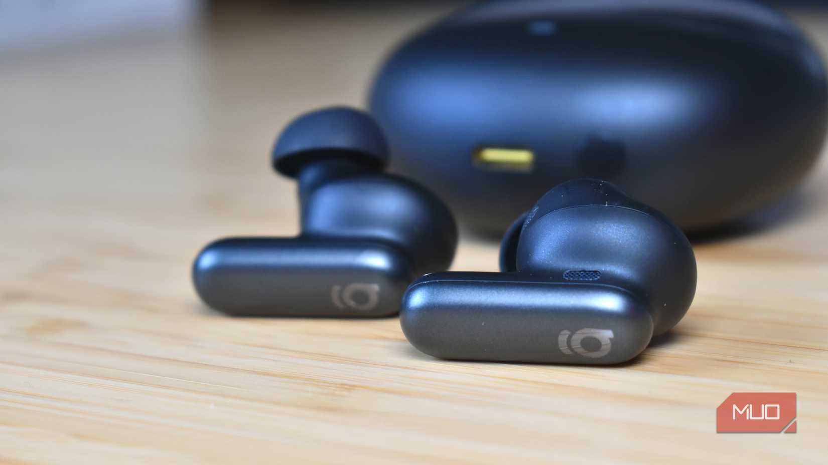 Baseus الهام بخش XP1 در گوش گوش گوش است.