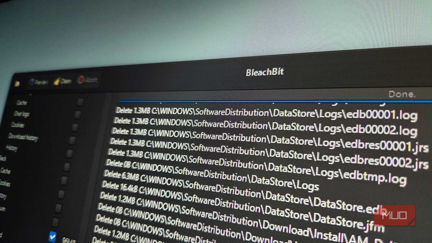 برنامه Bleachbit روی صفحه نمایش مانیتور باز می شود