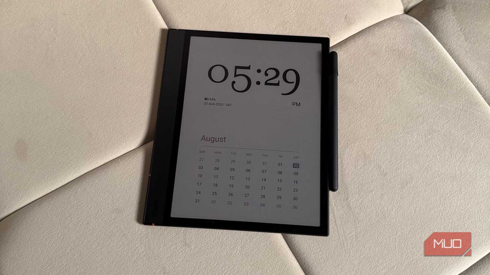 Boox Note Air 4c روی یک مبل