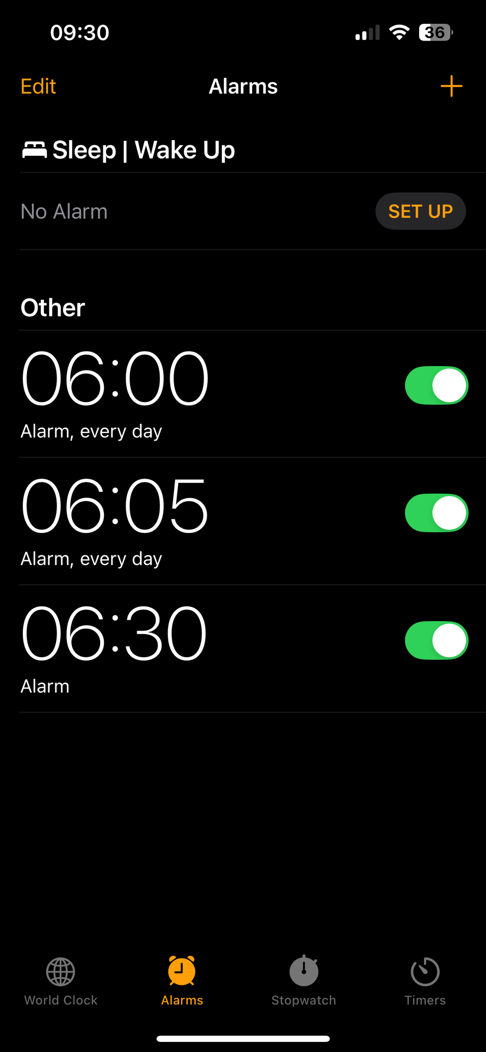برنامه ساعت در آیفون با برگه Alarms باز کردن هشدارهای تنظیم شده در حال حاضر تنظیم شده
