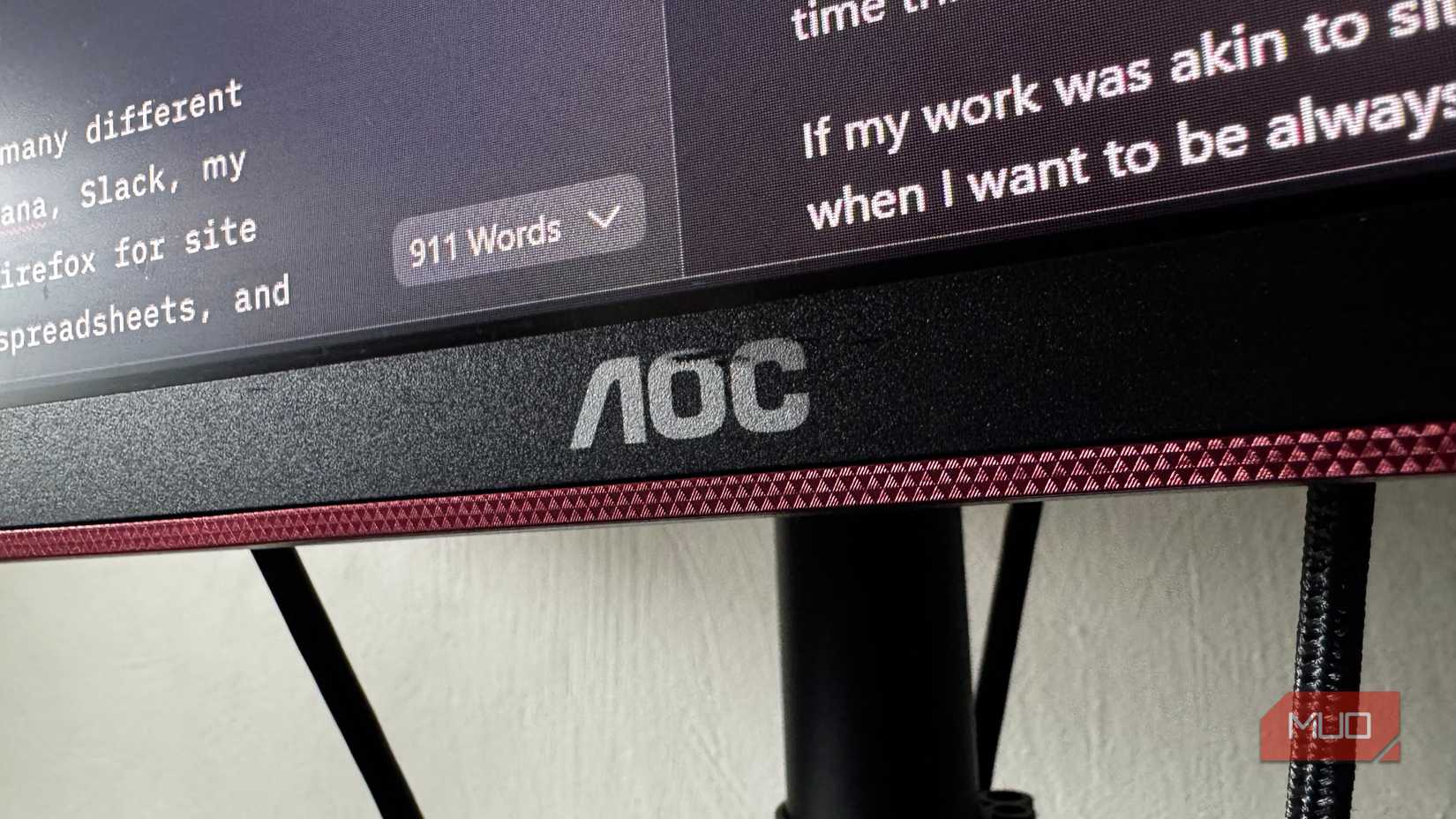 Closeup از مانیتور AOC که آرم را نشان می دهد