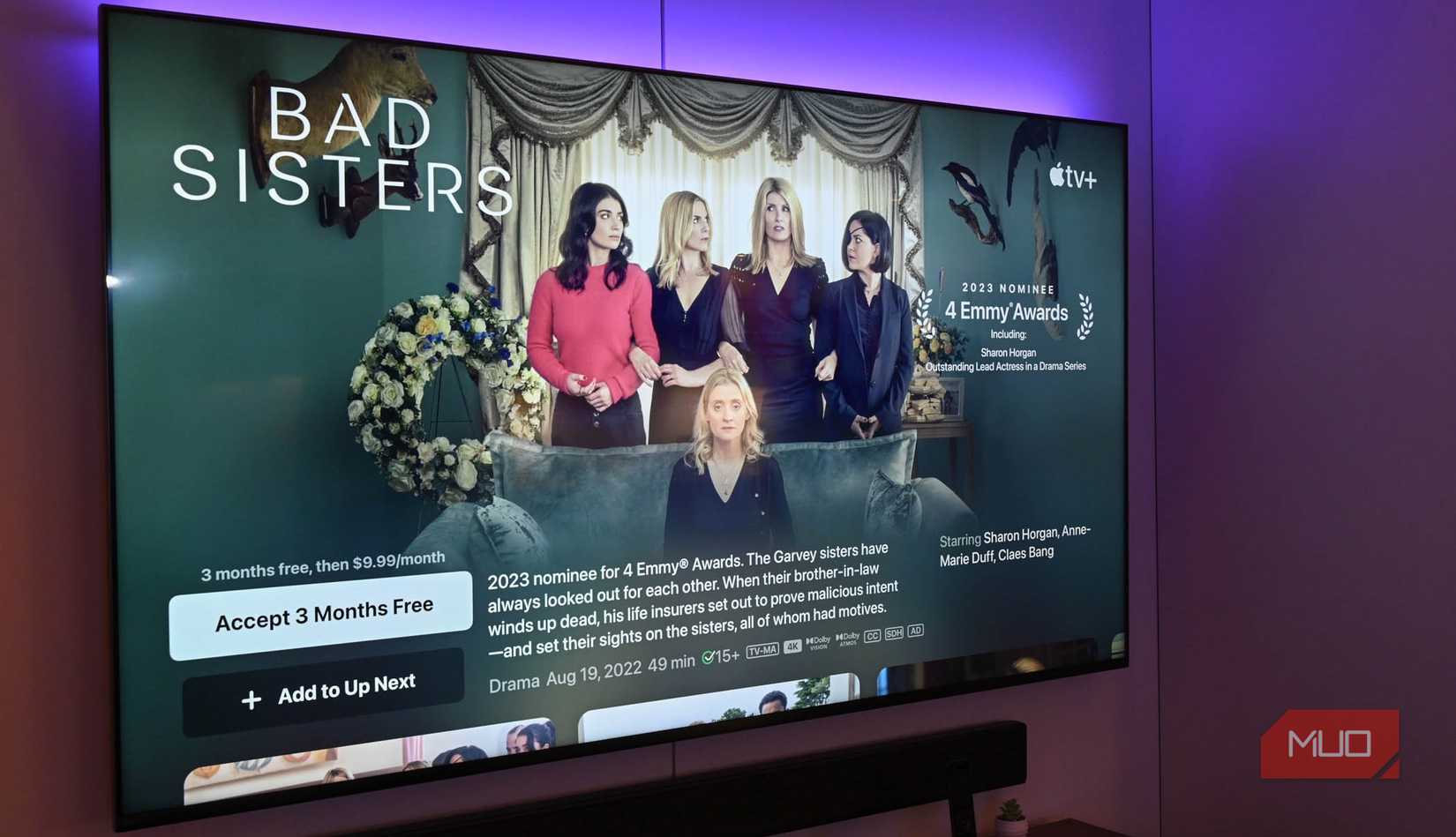 چراغ های رنگی پشت یک تلویزیون هوشمند با Apple TV Open Open