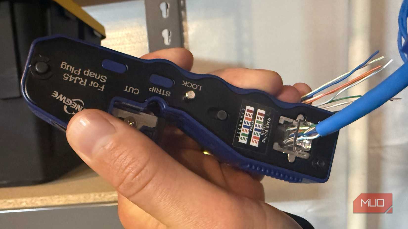 کابل اترنت با ابزار Crimp در دست