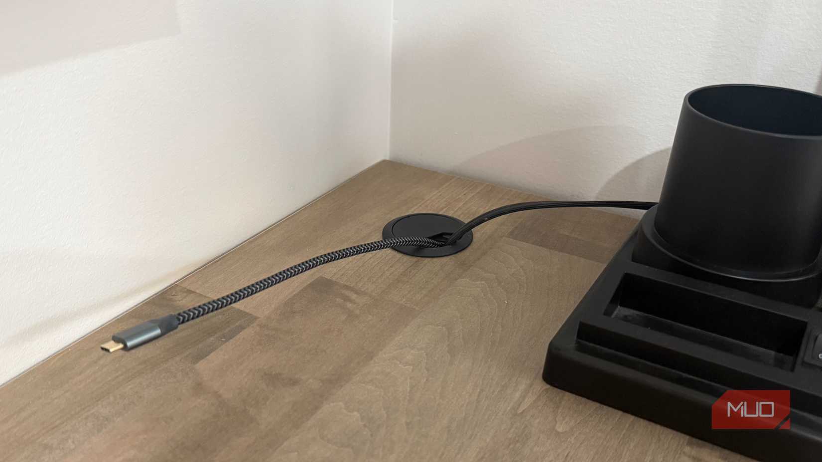 Grommet میز با 2 بند در نزدیکی گوشه