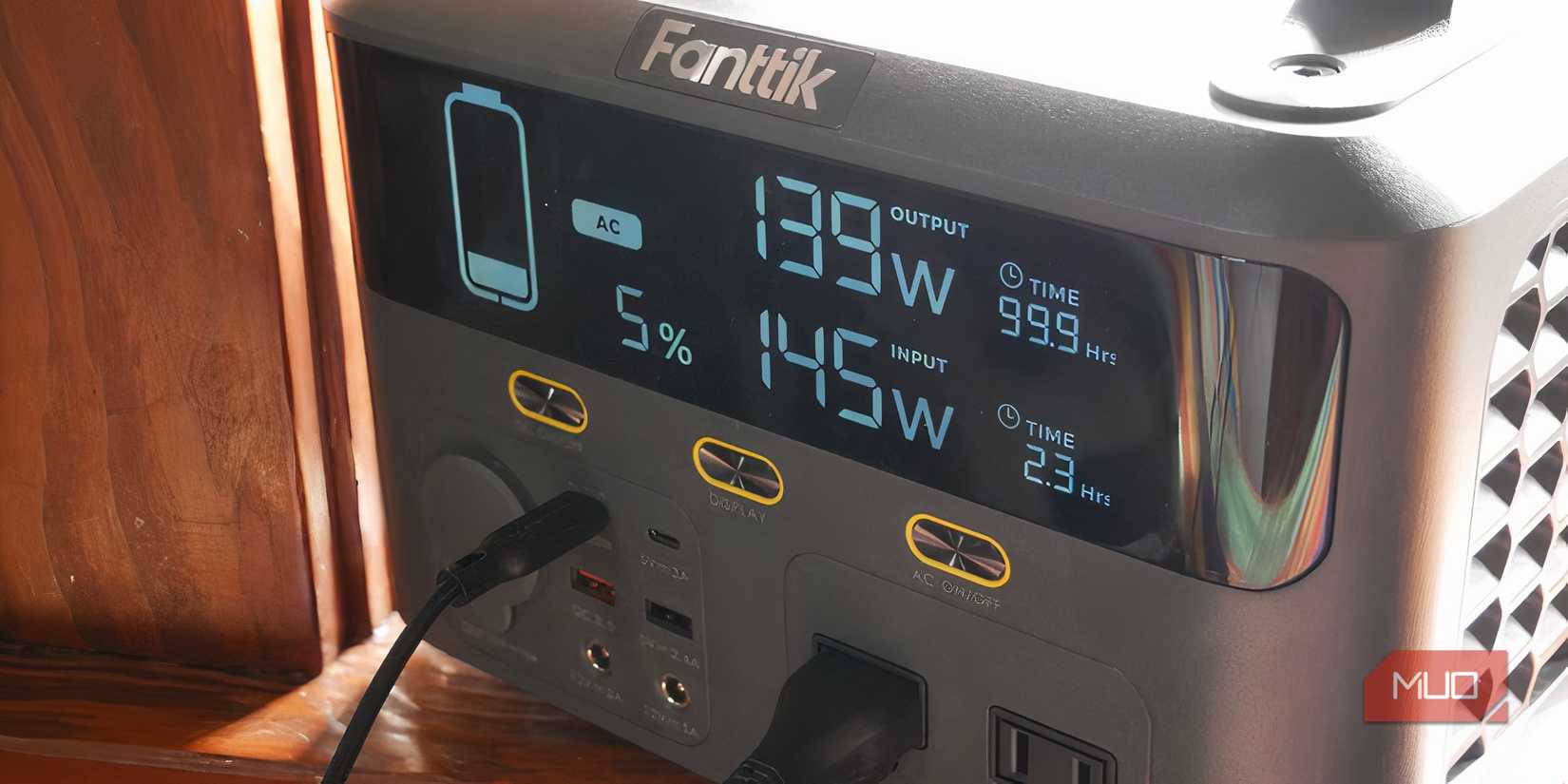 FANTTIK EVO 300 نیروگاه و صفحه نمایش خروجی ورودی پانل خورشیدی.