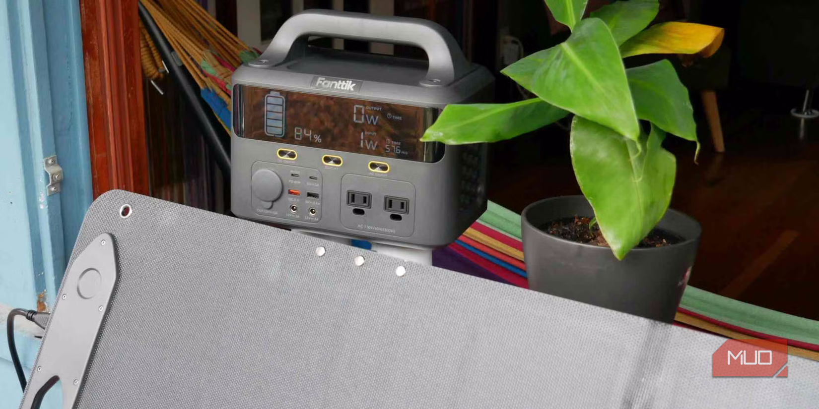 نیروگاه Fanttik Evo 300 و پنل خورشیدی در نزدیکی پنجره
