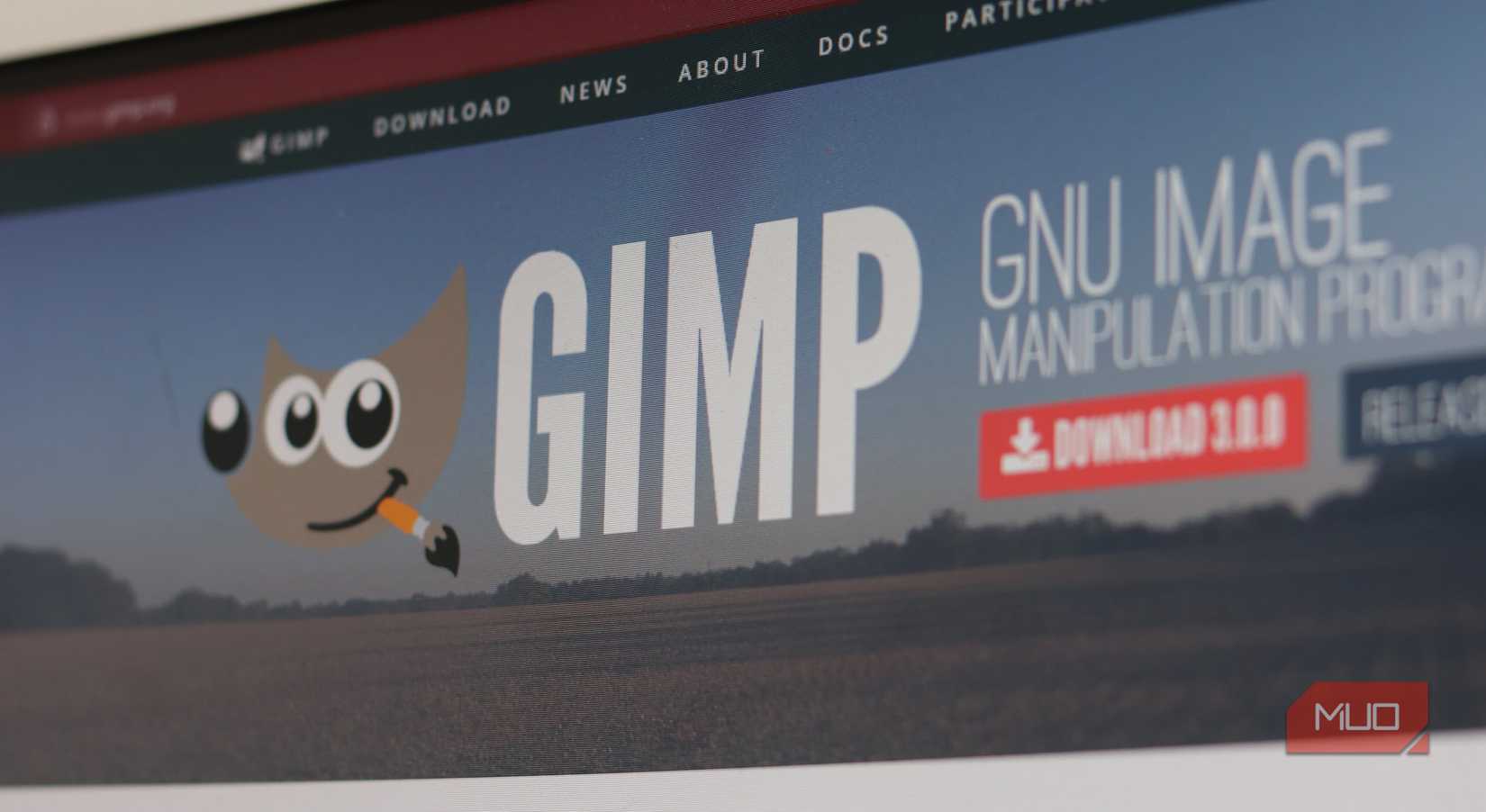 وب سایت GIMP در مانیتور.