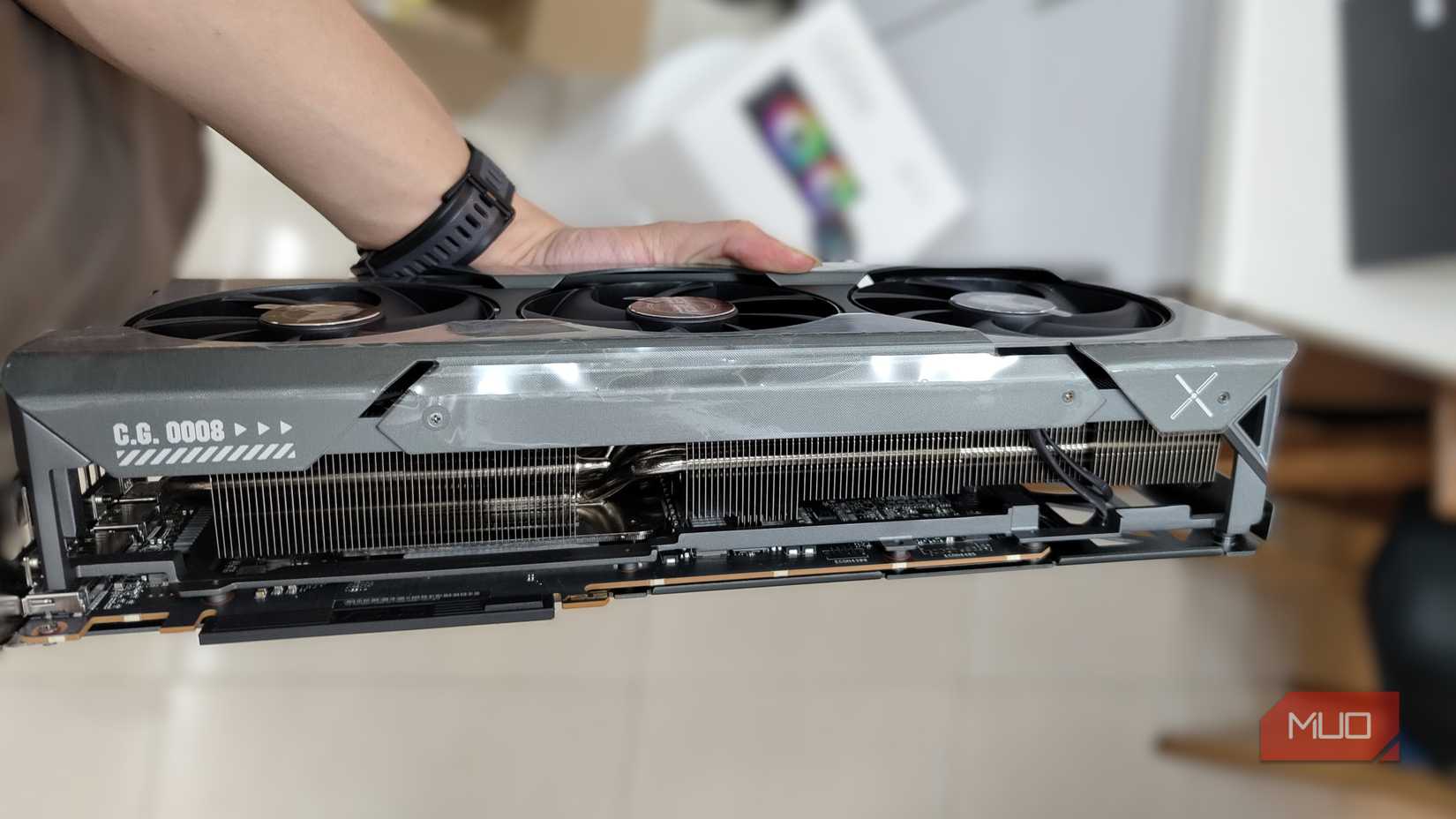 دست نگه داشتن AMD Radeon RX7900 XT