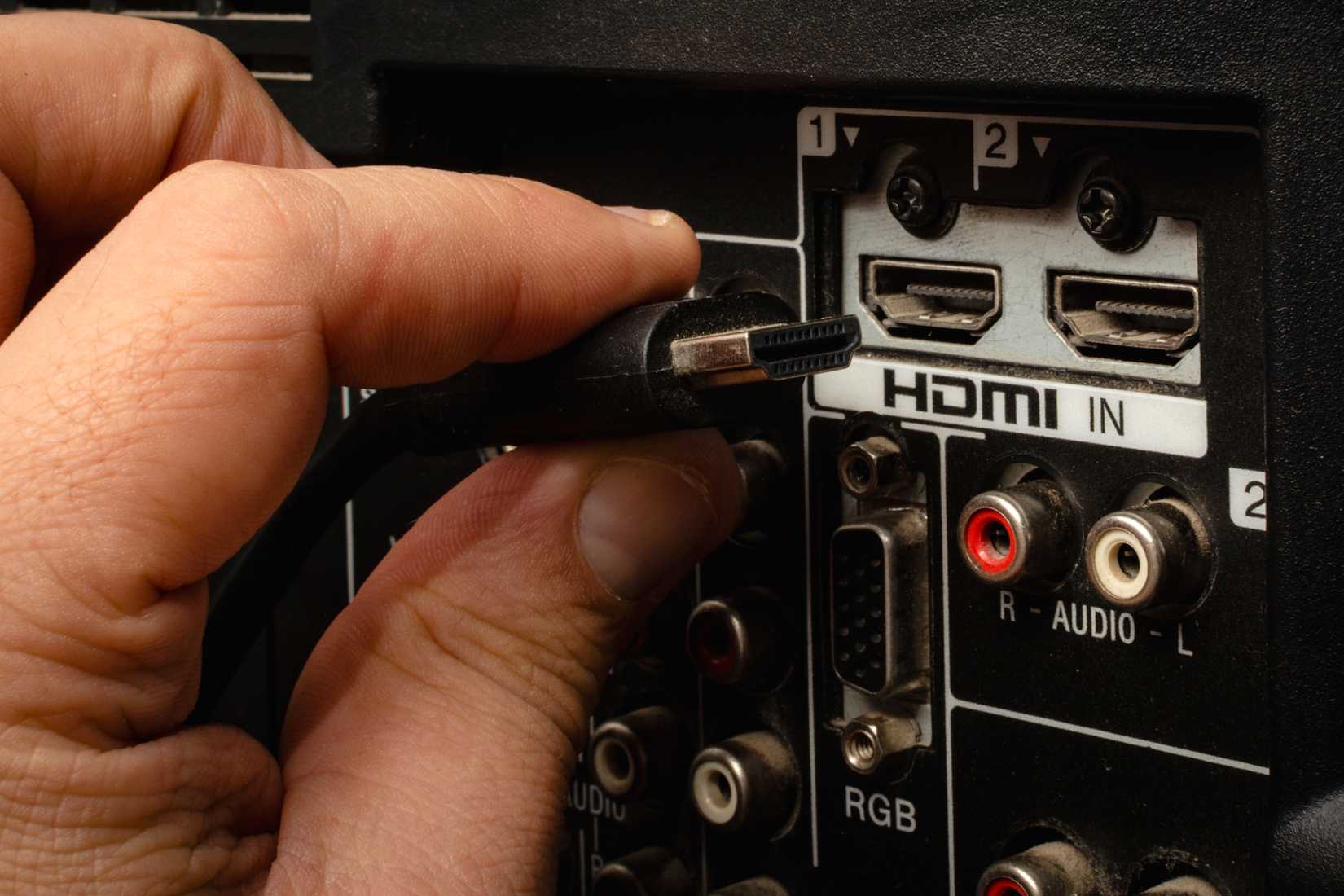 کابل HDMI که در پشت درگاه HDMI TV قرار دارد