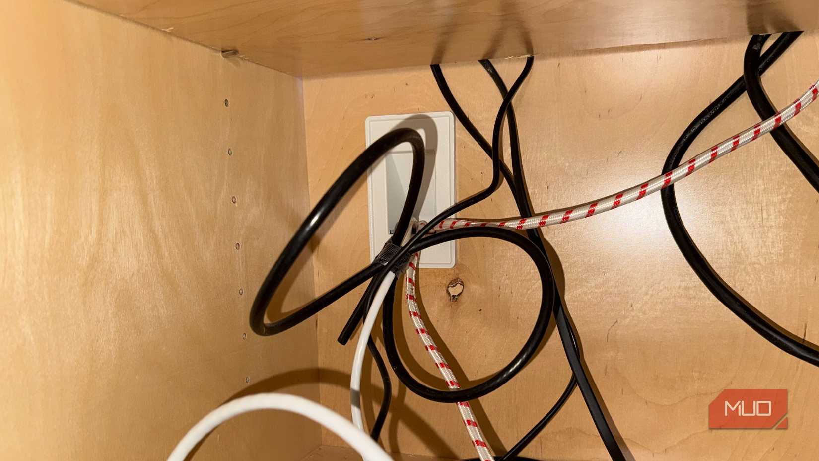 کابل HDMI از صفحه دیواری داخل کابینت عبور می کند