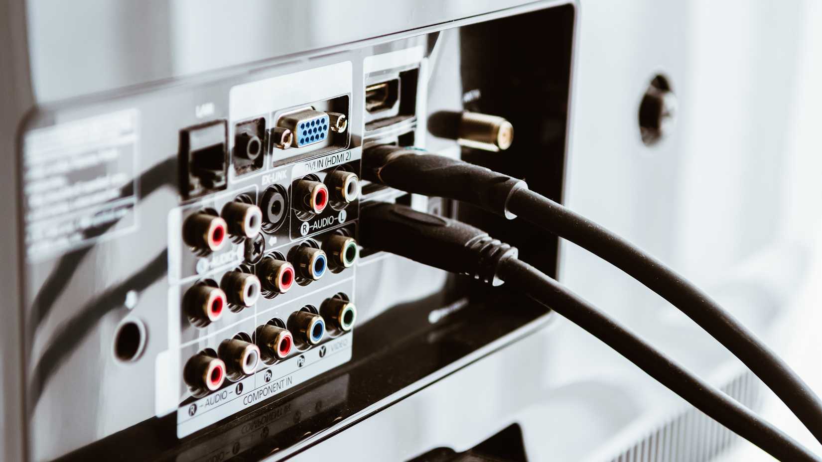 کابل های HDMI به تلویزیون هوشمند وصل شده اند.