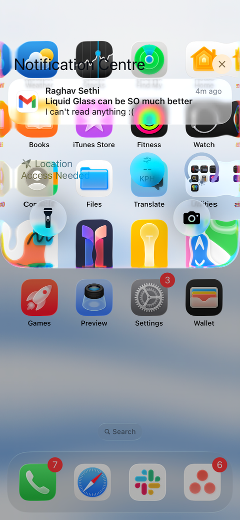 صفحه اصلی iOS 26 با صفحه قفل تا حدی پایین کشیده شده است