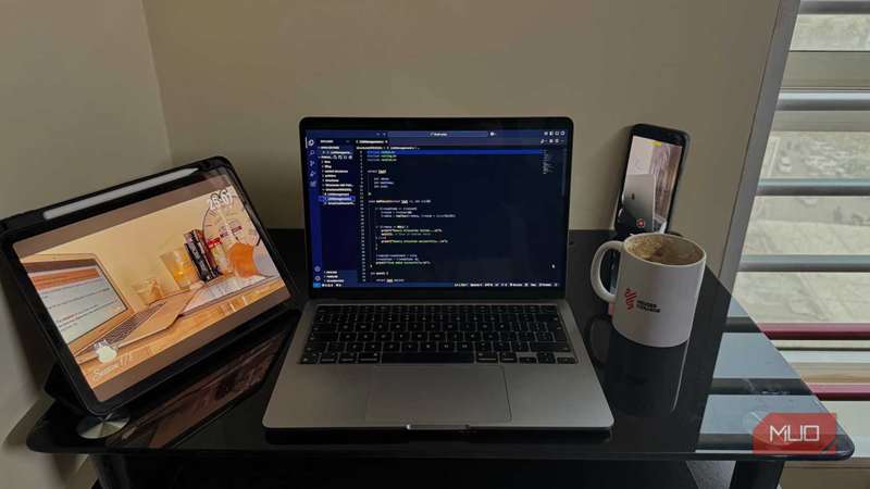 MacBook ، iPad و تلفن روی میز