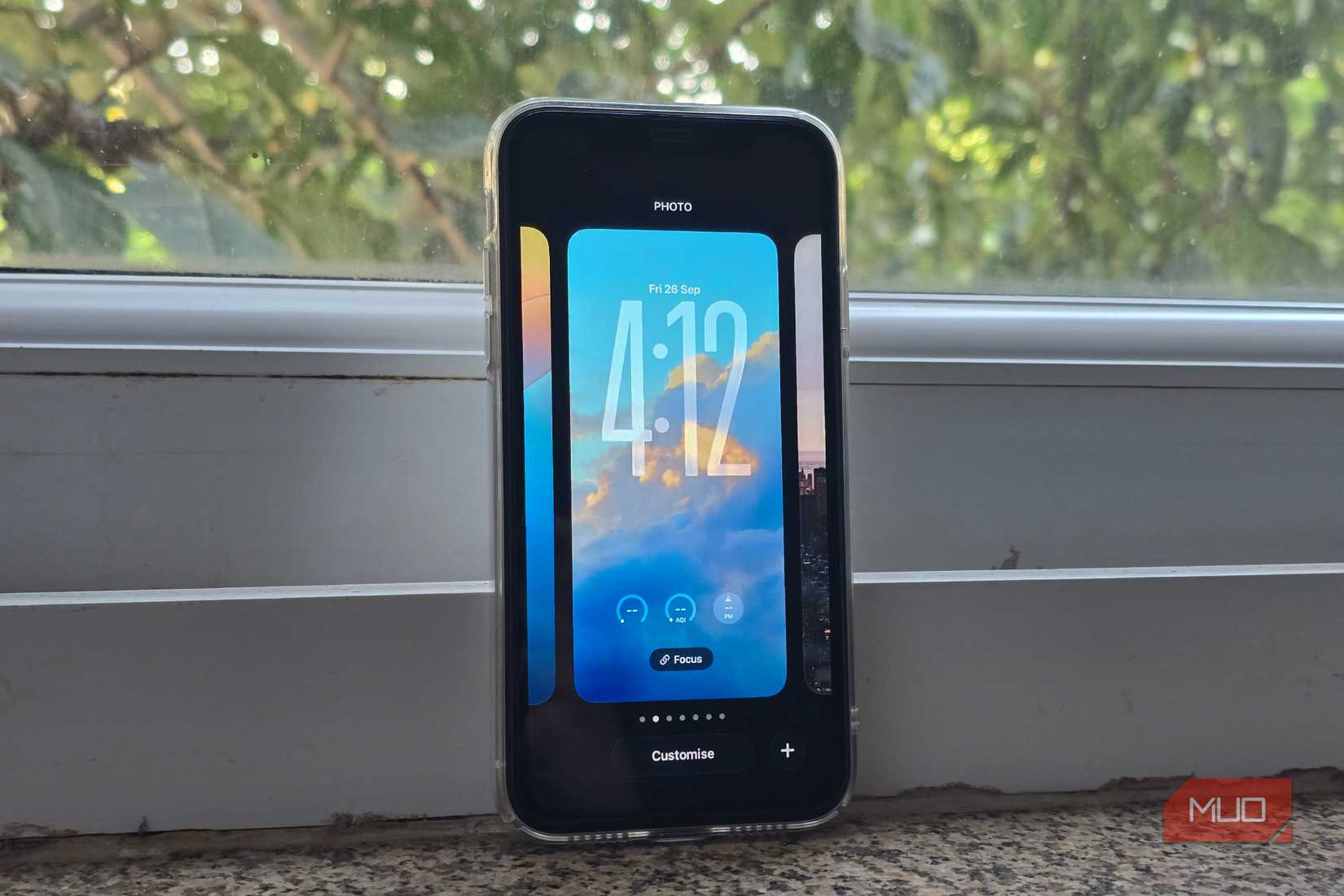 سوئیچ کننده تصویر زمینه iOS 26 روی آیفون باز می شود