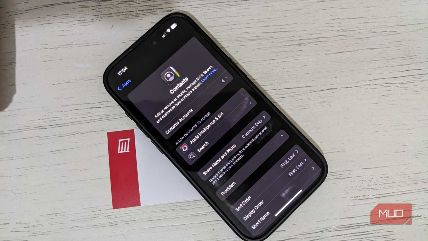 برنامه مخاطبین iOS در بالا کارت ویزیت MakeUseof