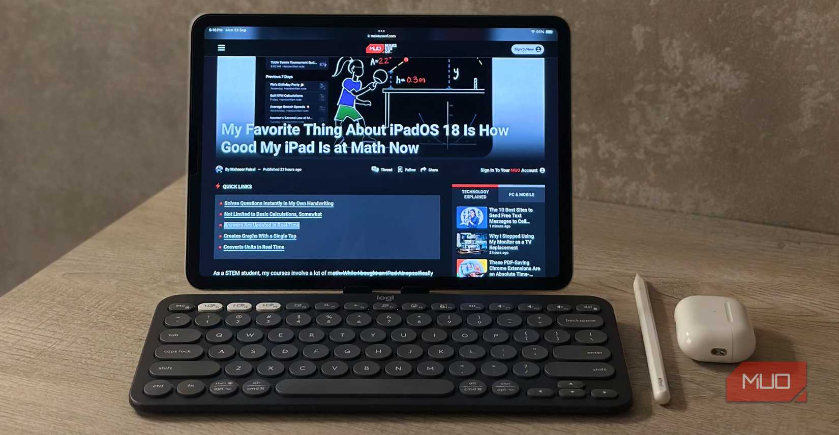 iPad در کنار مداد اپل ، صفحه کلید Logitech Pebble 2 و AirPods که روی یک میز قرار گرفته اند