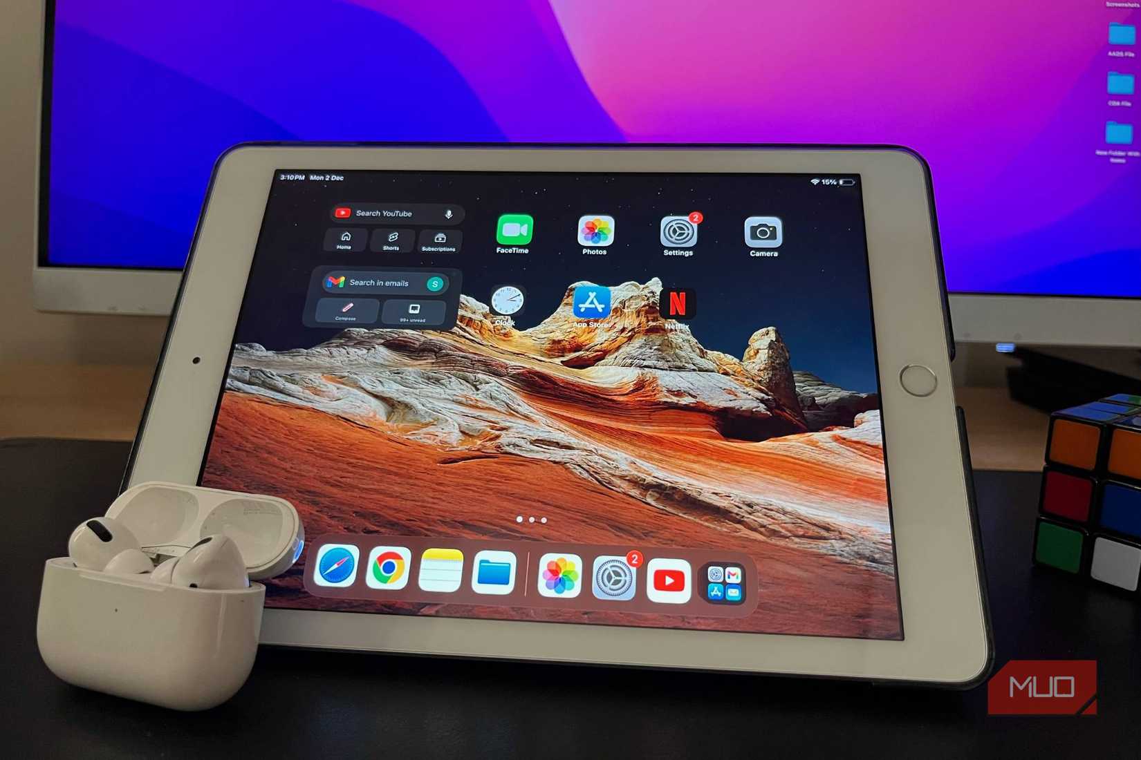 یک iPad نسل ششم روی یک میز با یک جفت AirPods Pro که روی صفحه نمایش آن قرار گرفته است.