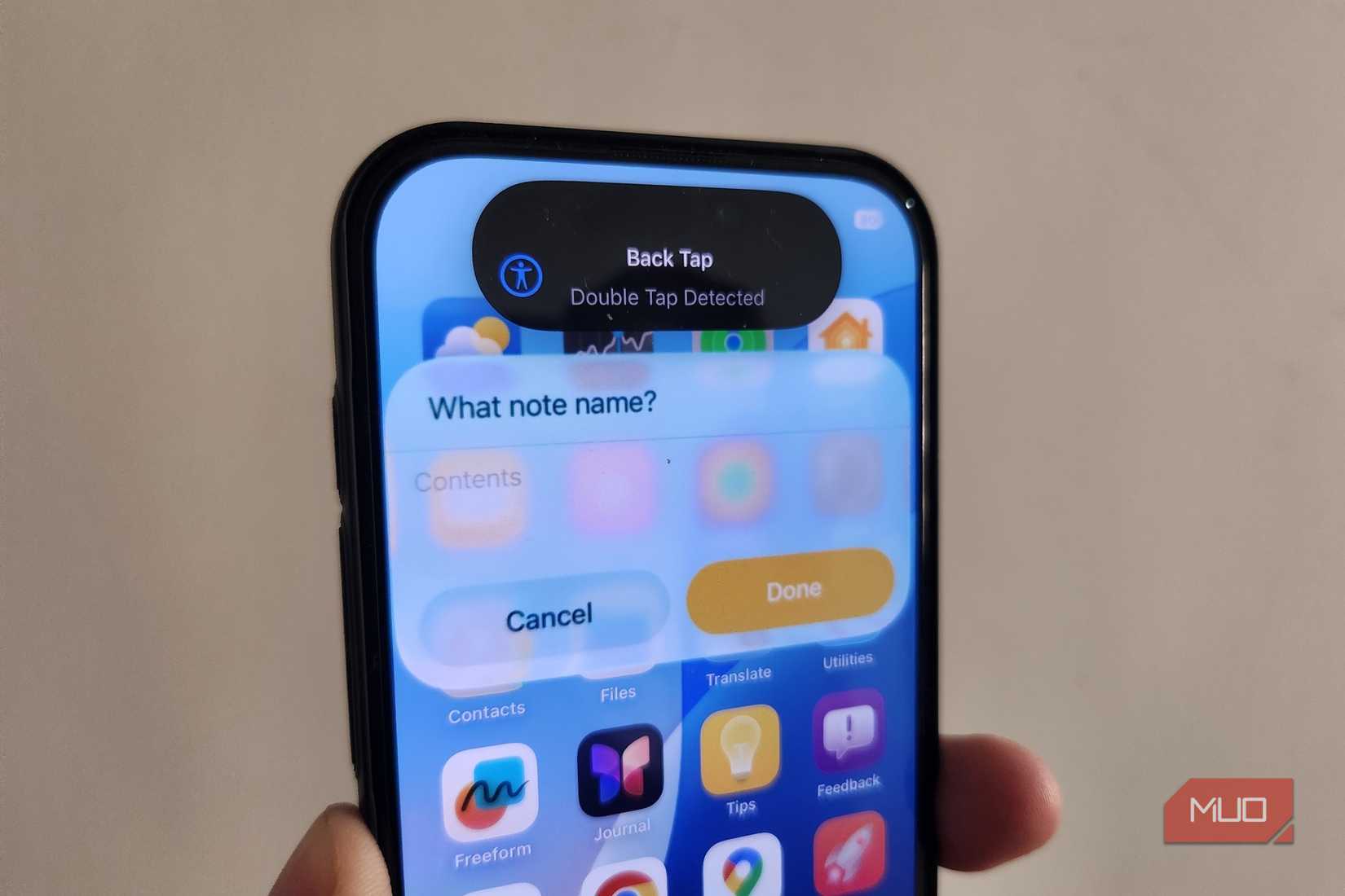 iPhone 16 Pro در دست نشان دادن هشدار فعال شیر
