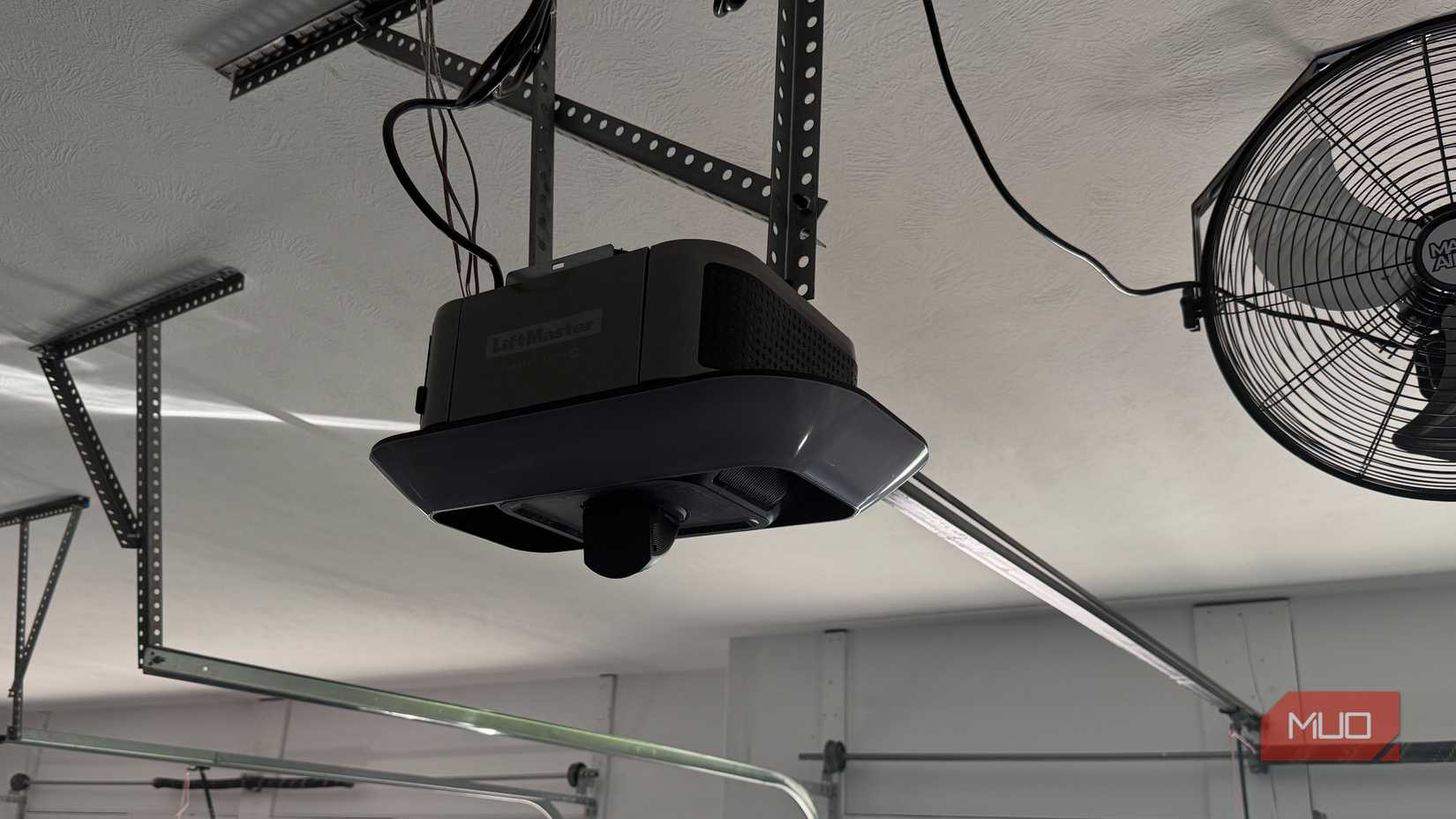 بازکن درب گاراژ Liftmaster از سقف معلق است