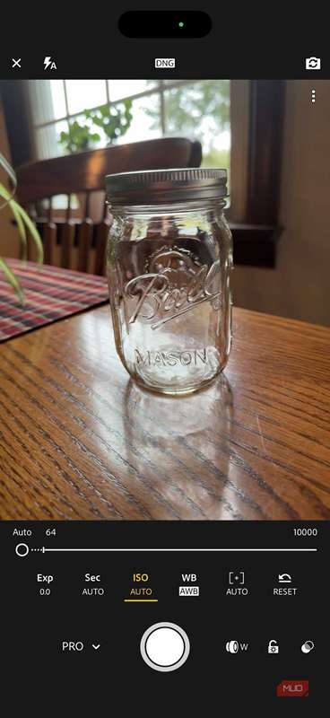 تنظیمات ISO موبایل Lightroom در آیفون.