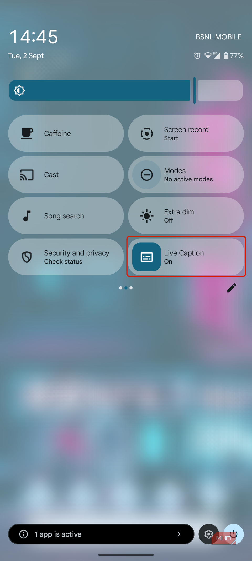 کاشی های زیرنویس زنده که با یک جعبه قرمز در صفحه تنظیمات سریع Android گسترش یافته است.