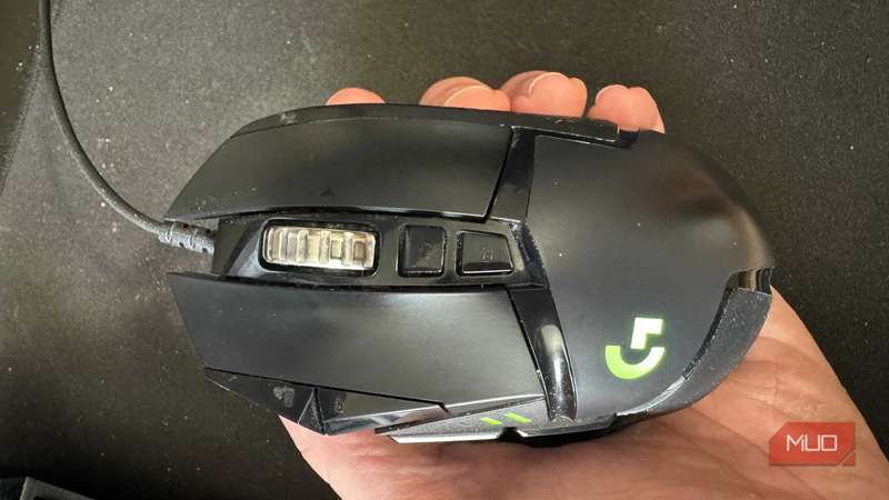موش Logitech G502 که در دست است