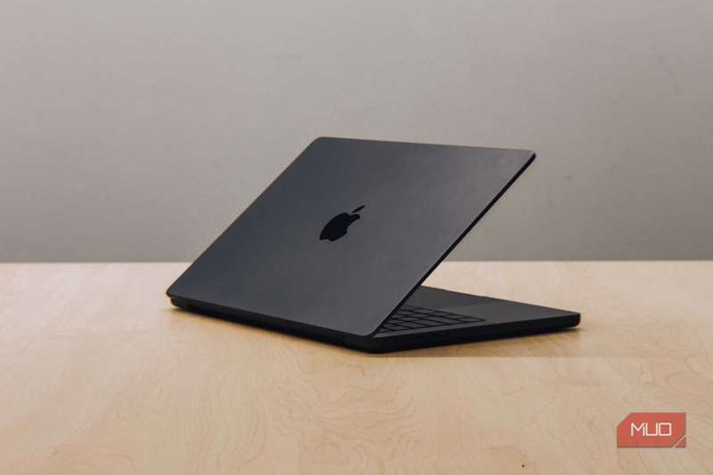 M4 MacBook Pro با صفحه نمایش در جدول چوبی کج شده است