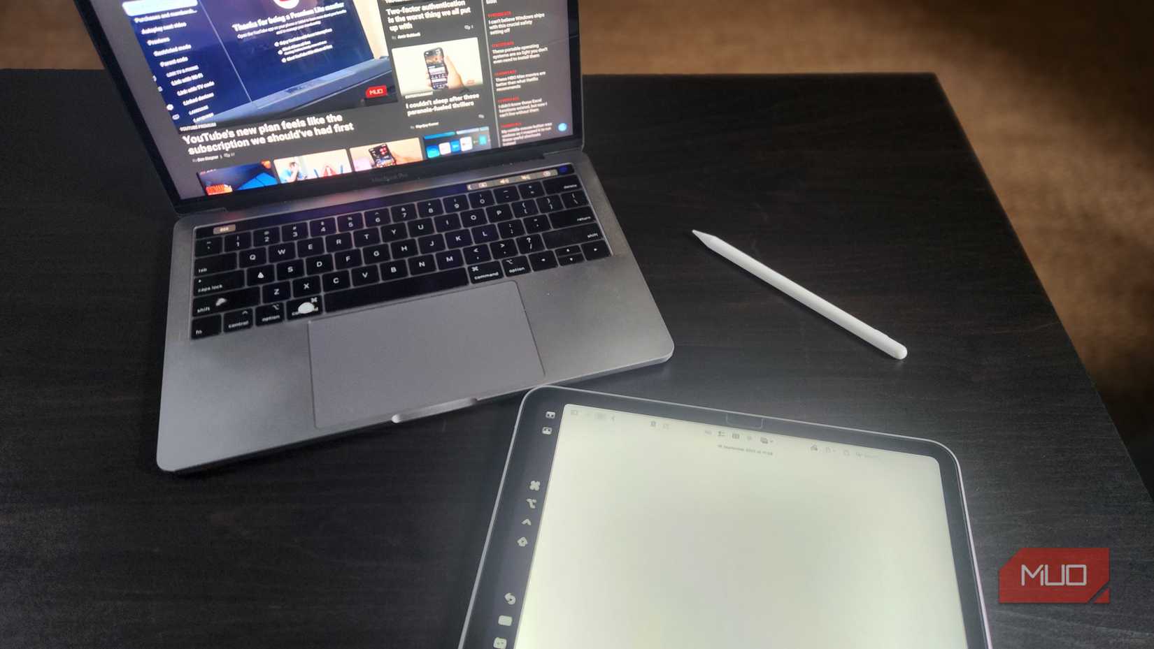 یک مک با یک برنامه دفترچه یادداشت بر روی iPad باز است.