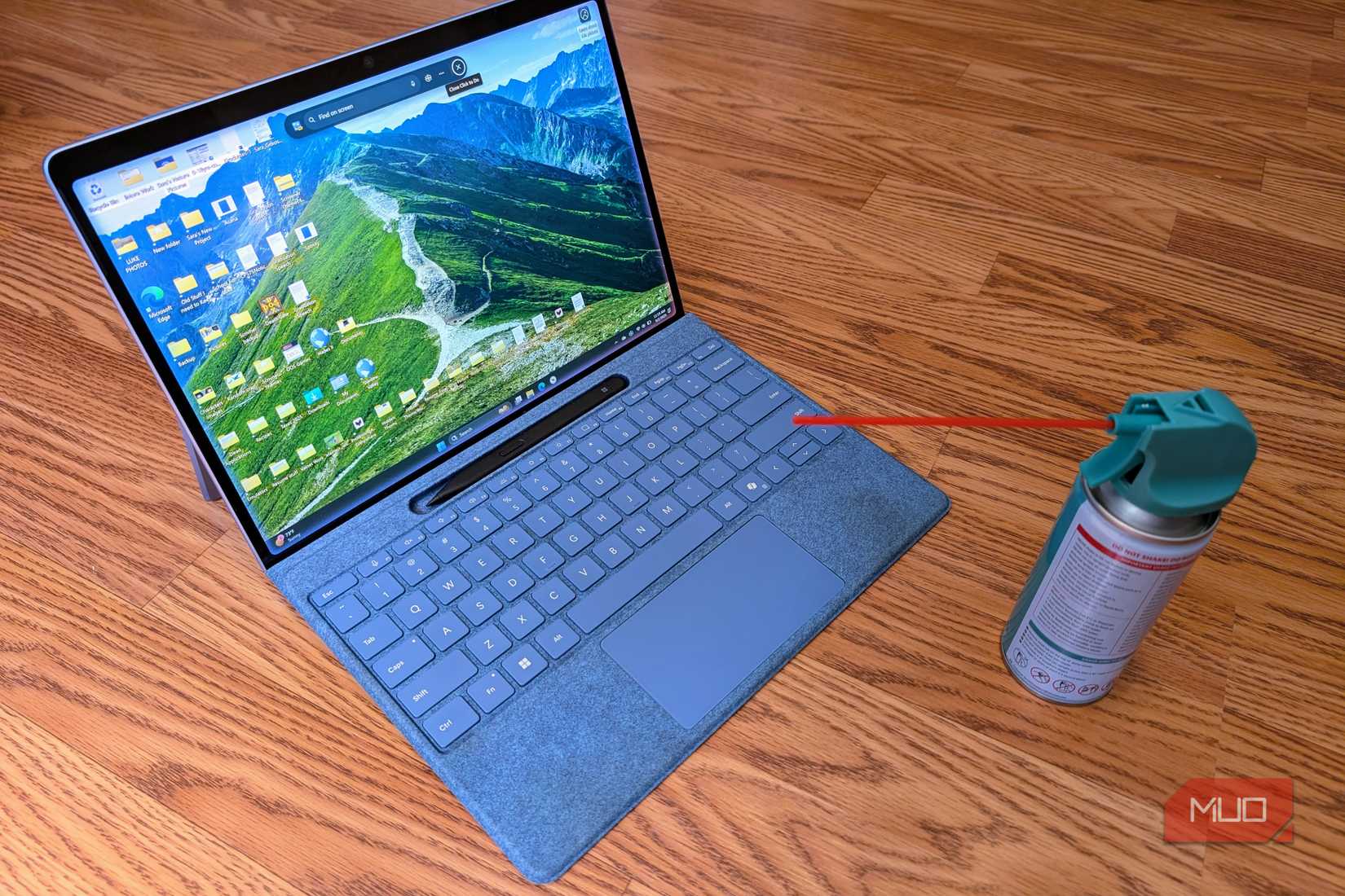 Microsoft Surface Pro با قوطی هوای فشرده شده