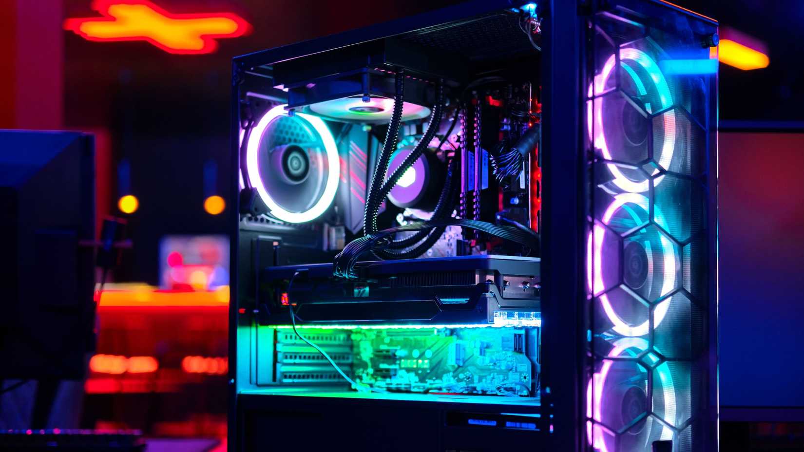 رایانه شخصی مدرن با چراغ های RGB