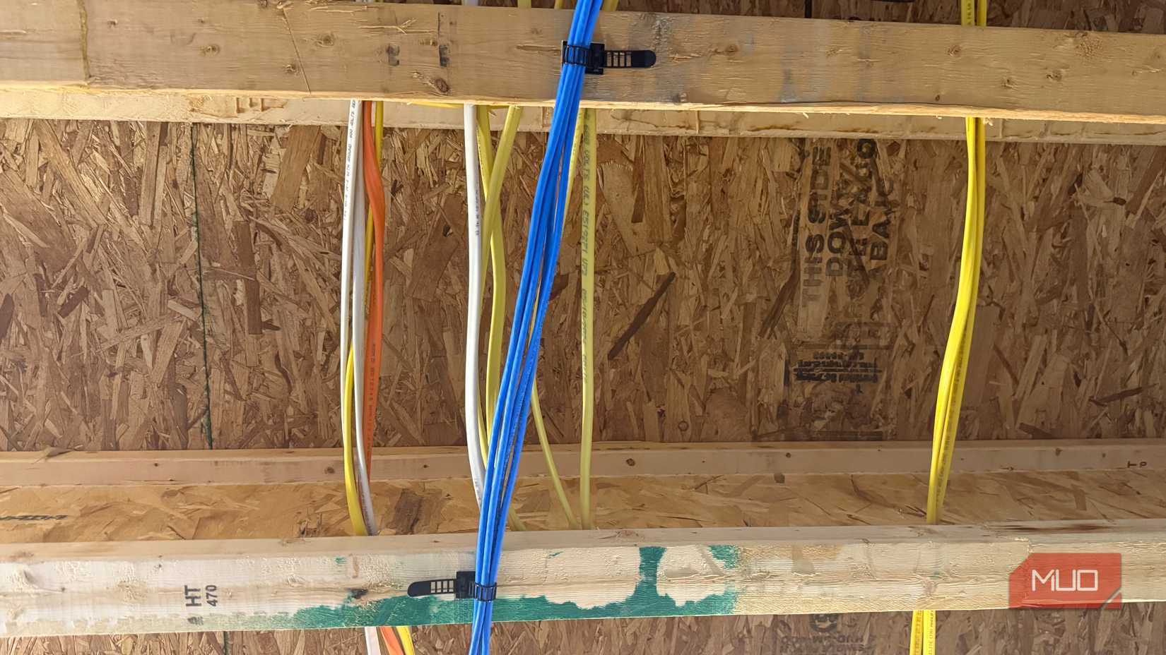 چندین کابل CAT6 که در قسمت زیرین تیرچه های کف در سقف زیرزمین قرار گرفته اند