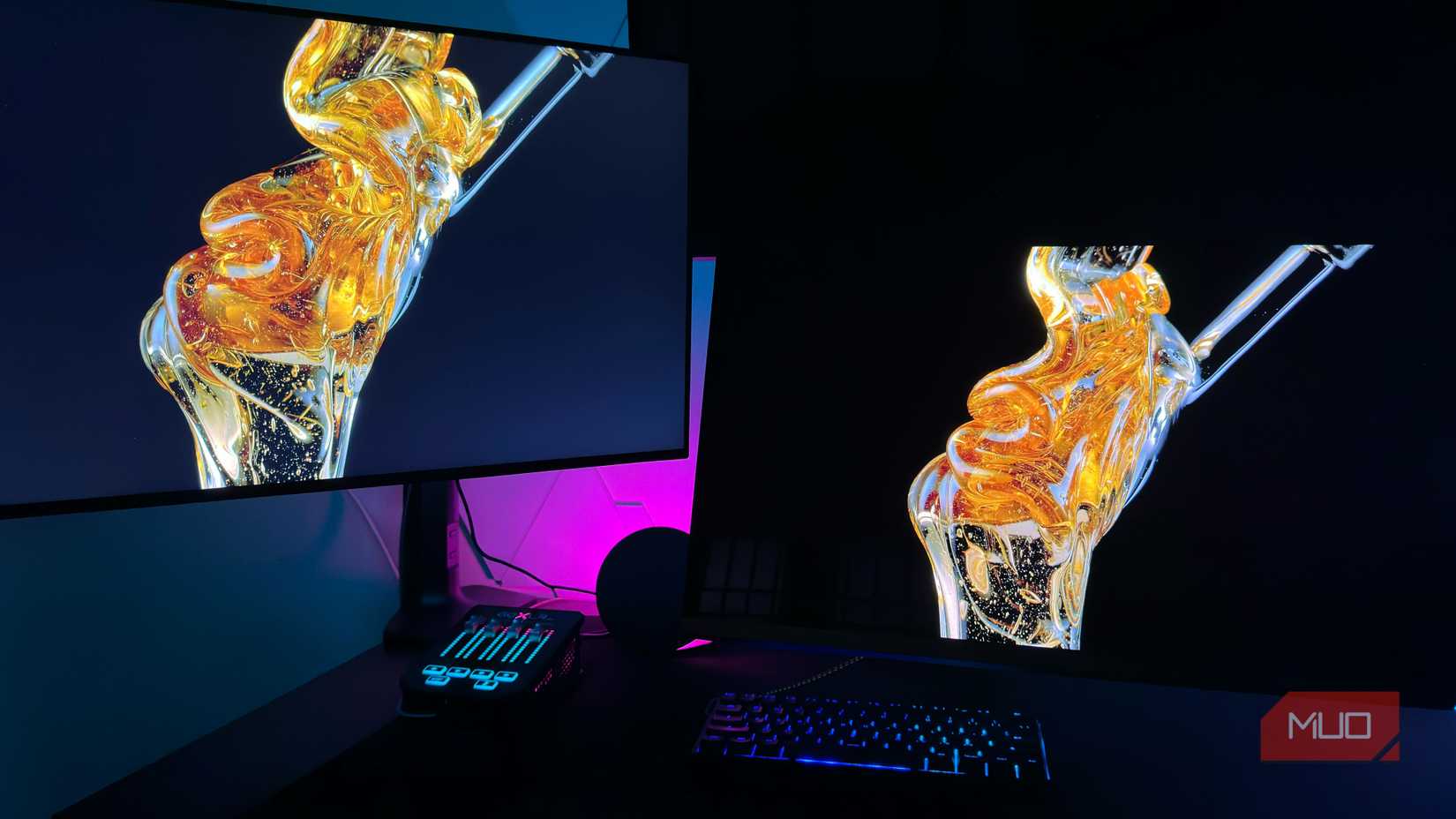 OLED و LCD مانیتور کنار هم در یک میز که کیفیت تصویر را نشان می دهد
