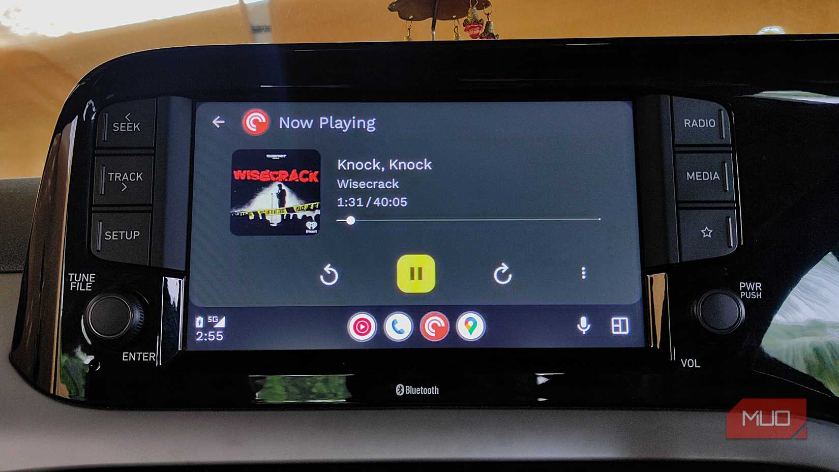 صفحه نمایش پخش کننده جیب با پادکست در Android Auto پخش می شود.
