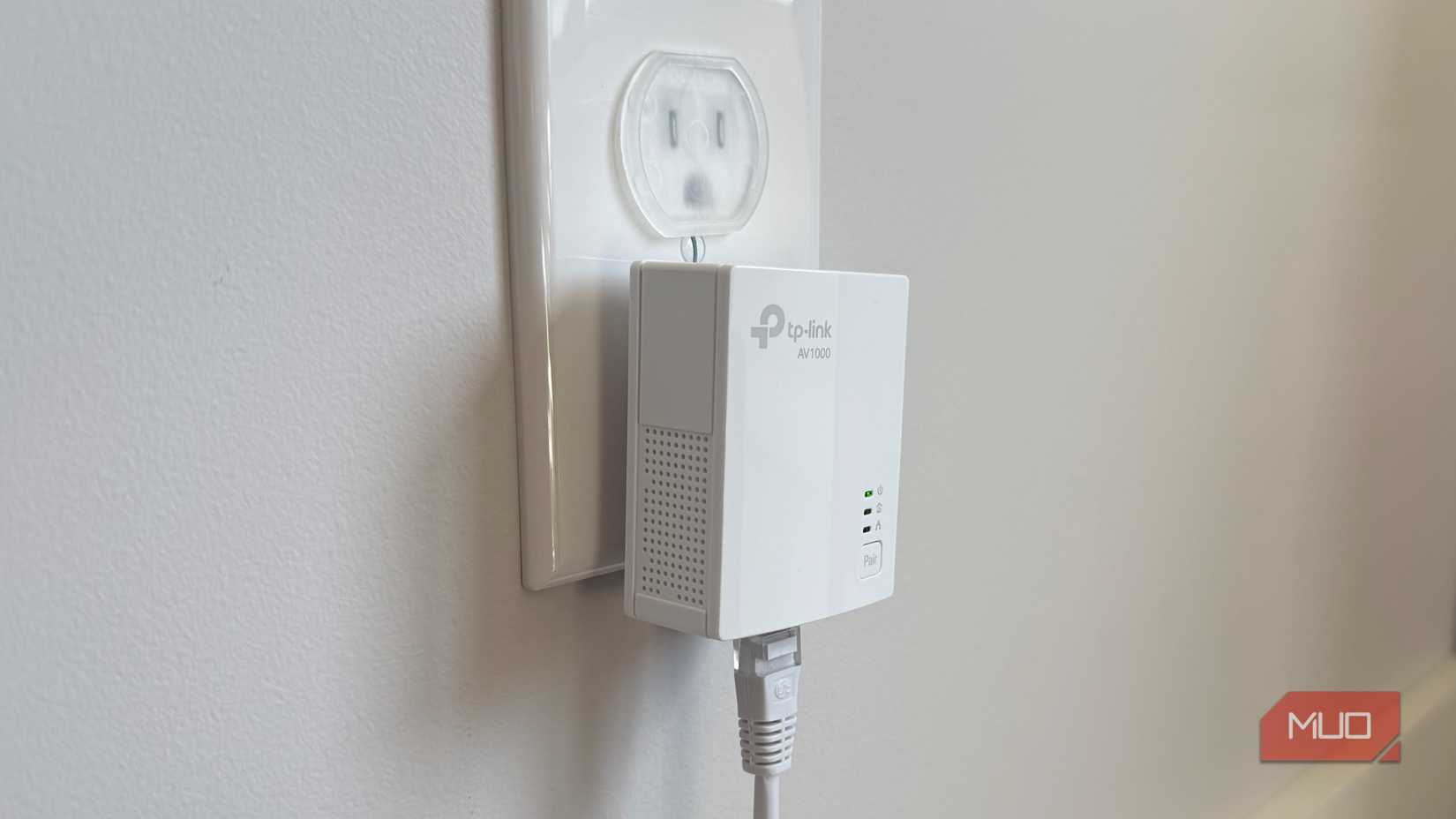آداپتور Powerline در اتاق خواب وصل شده به سوکت دیواری