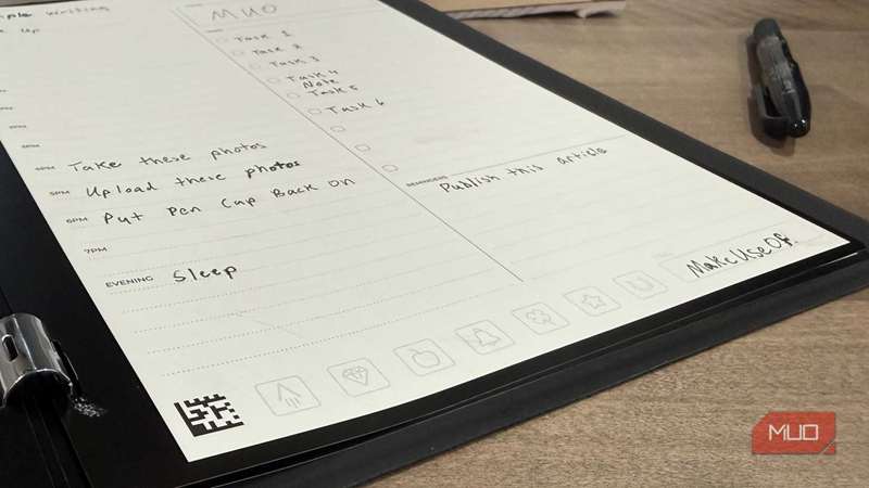 Rocketbook Pro با قلم قابل پاک کردن روی میز باز است