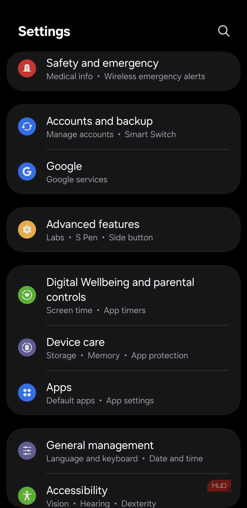 منوی تنظیمات سامسونگ با گزینه هایی مانند Google و برنامه ها