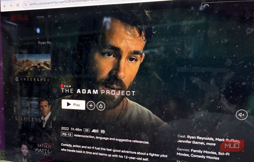 تصویری از صفحه نمایش Netflix با یک تریلر برای پروژه Adam با بازی رایان رینولدز بازی می کند