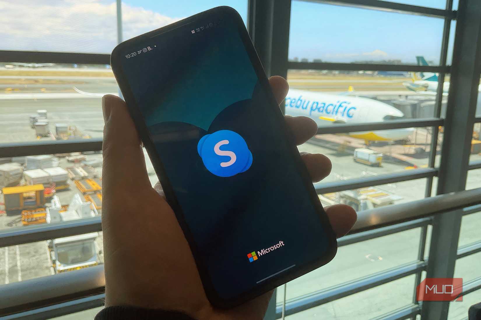 برنامه Skype با تلفن در فرودگاه.