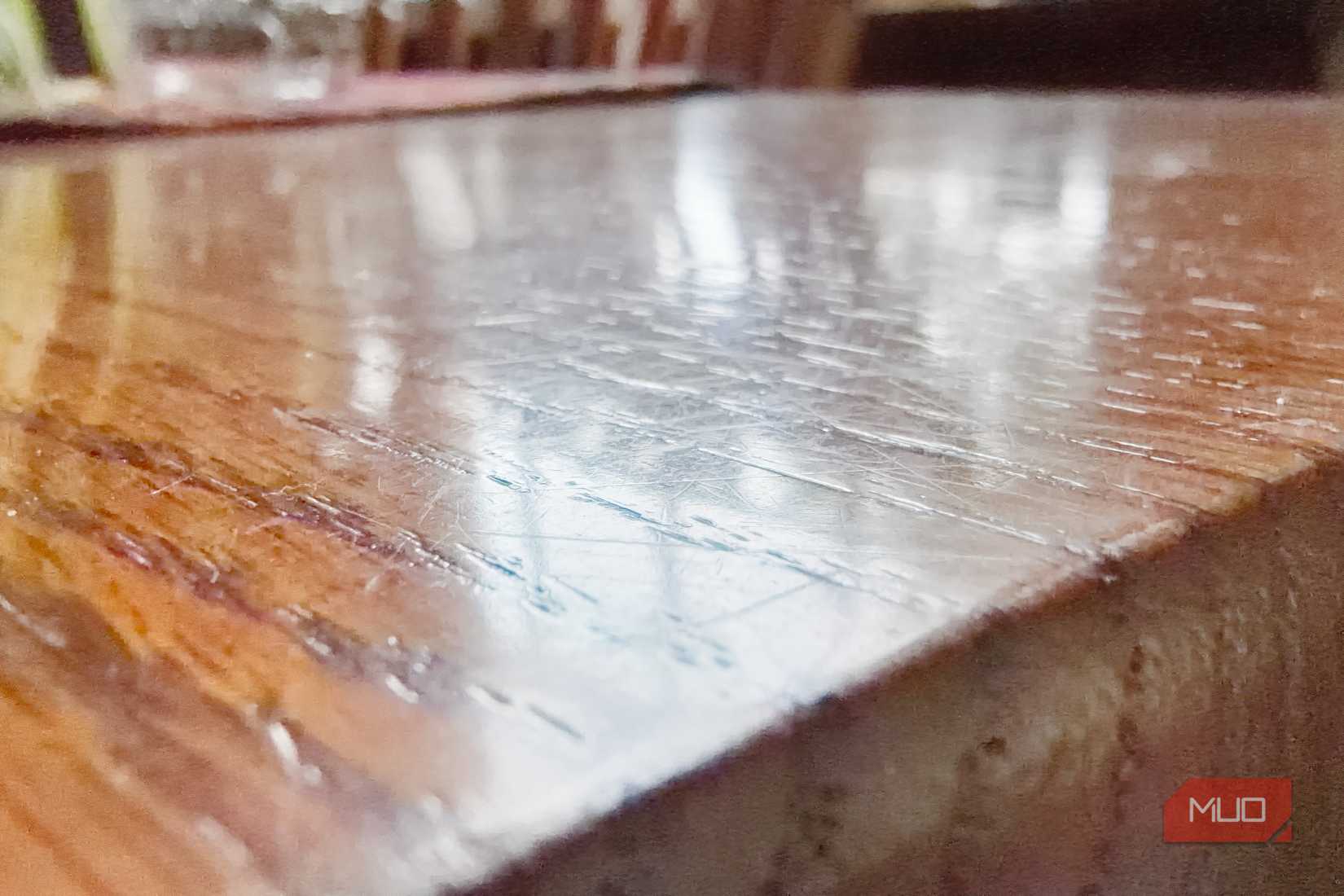 نزدیک یک میز چوبی.