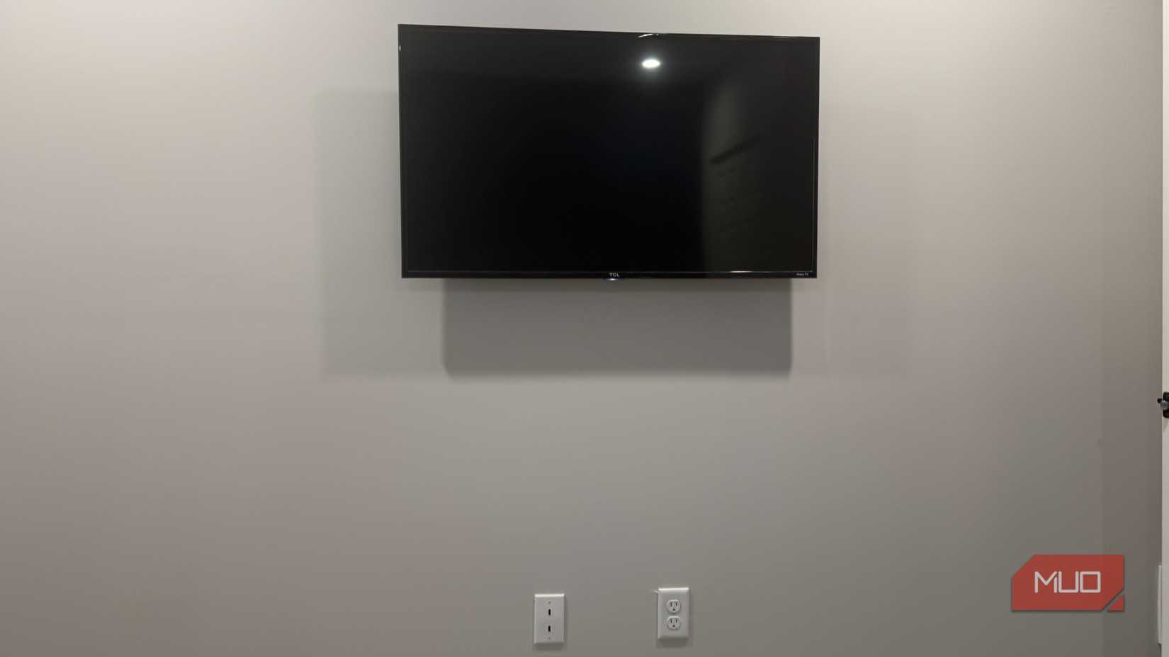 تلویزیون TCL با صفحه دیواری HDMI در زیر