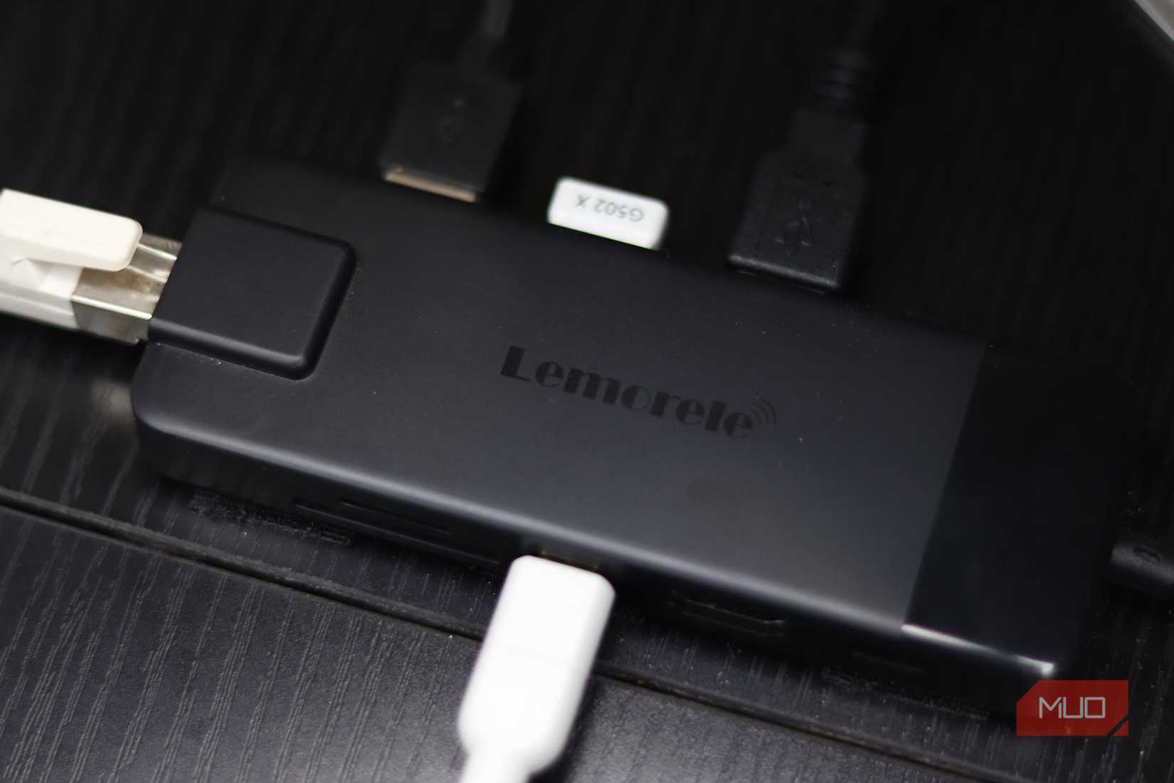 عکس یک مرکز سیاه USB-C