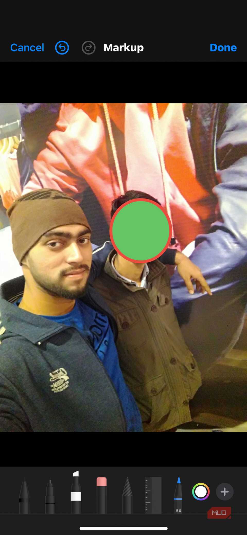 با استفاده از نشانه گذاری در آیفون برای پوشاندن صورت.
