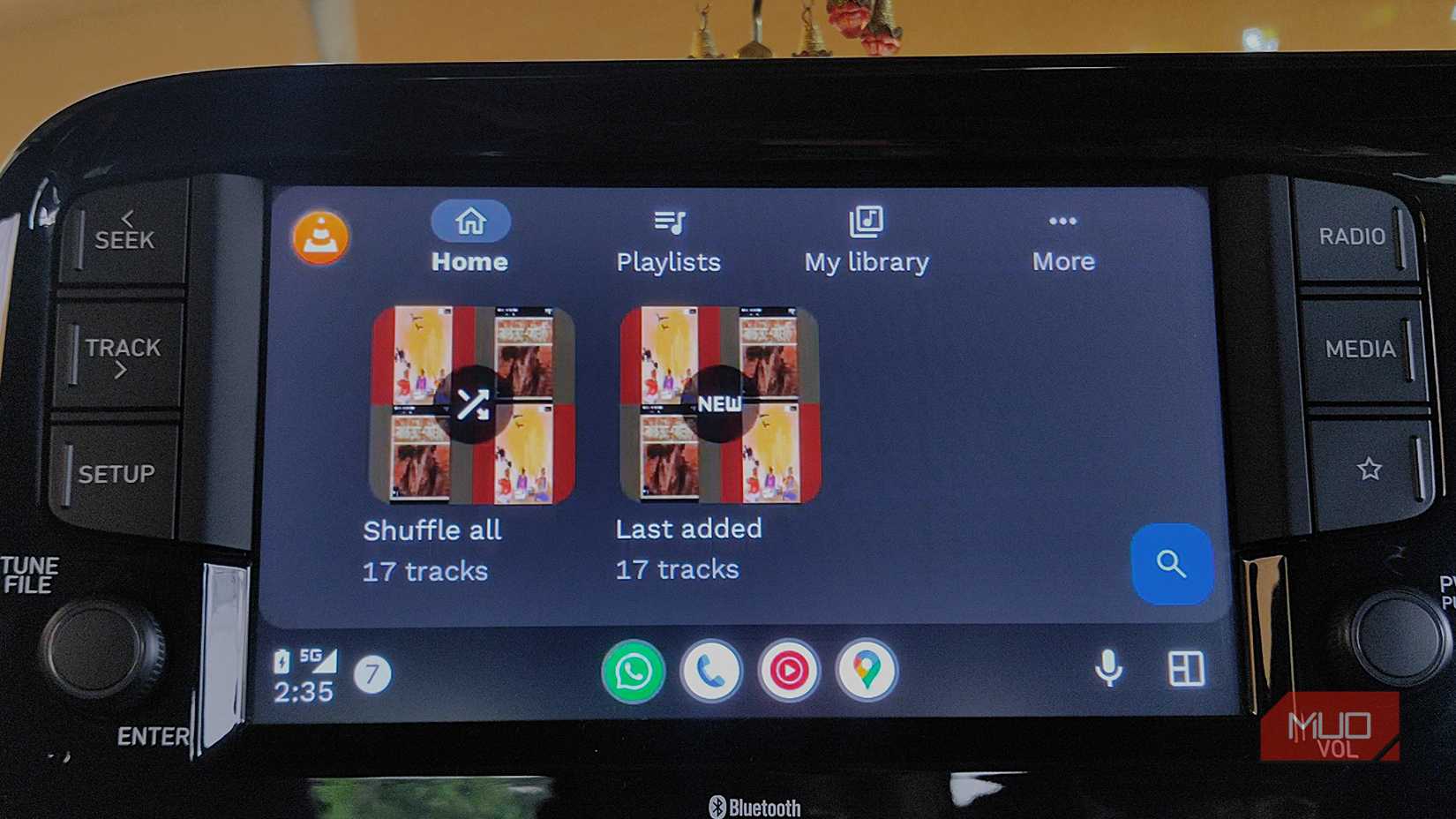 VLC Media Player در Android Auto با گزینه های مختلف کتابخانه قابل مشاهده است.