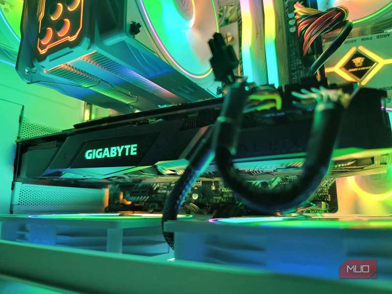 داخل یک رایانه ساخته شده سفارشی - نمایش GPU