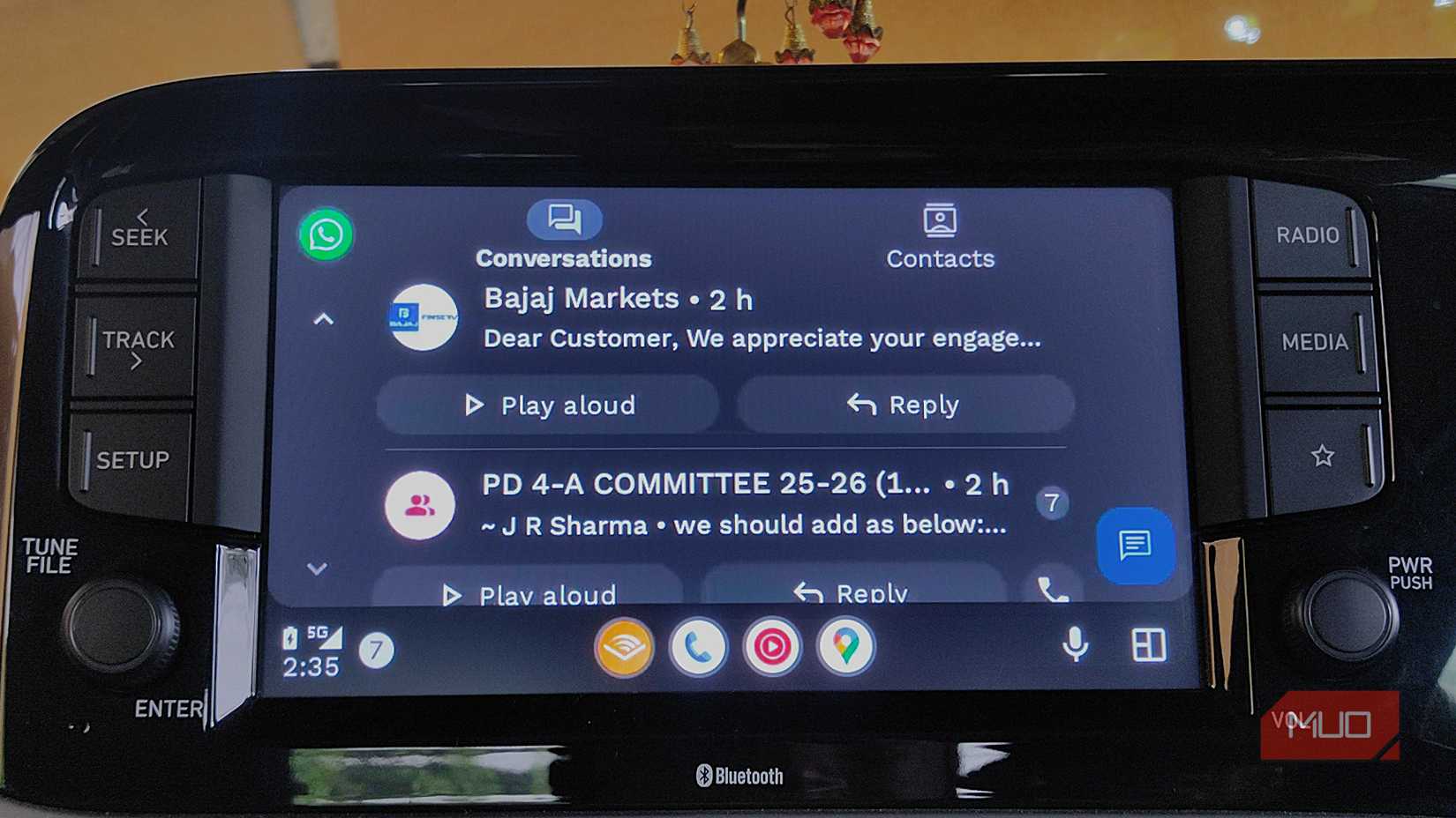 صفحه اصلی WhatsApp با چندین پیام قابل مشاهده با گزینه ای برای صدای بلند در Android Auto.